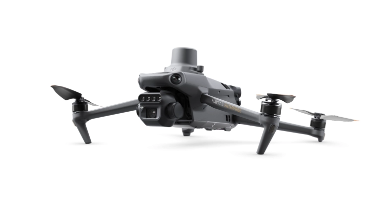 DJI Mavic 3M z modułem RTK, widok z przodu na kamery na czarnym tle