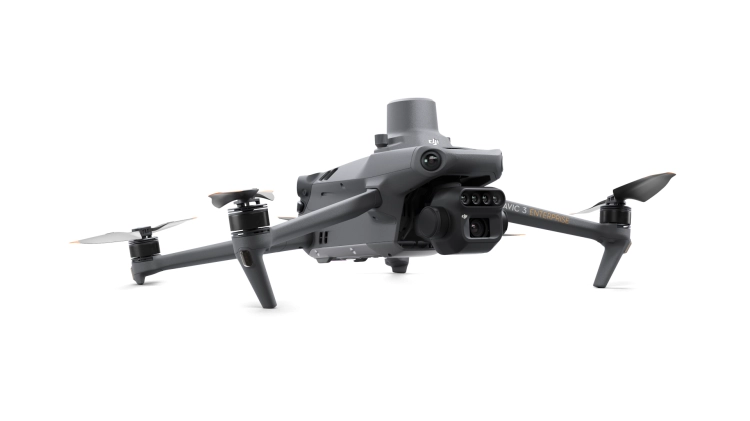 DJI Mavic 3M z modułem RTK, widok z przodu pod kątem z prawej