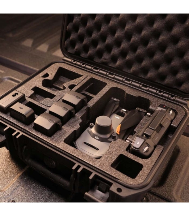 Otwarta walizka DJI Mavic 3 Enterprise z dronem, akumulatorami i aparaturą