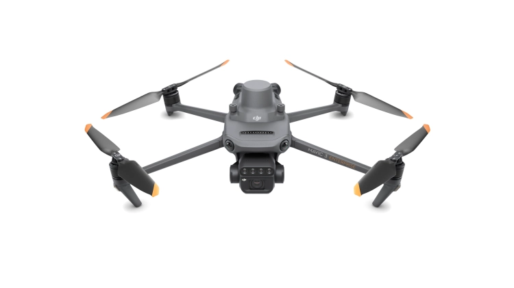 DJI Mavic 3 Multispectral z modułem RTK i rozłożonymi śmigłami, widok z przodu z góry