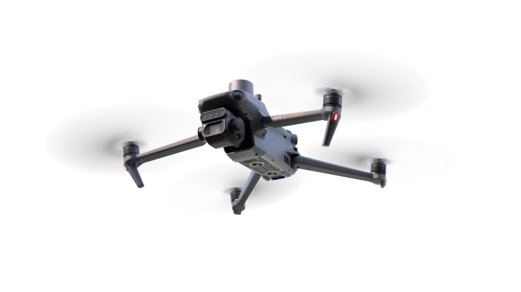 DJI Mavic 3 Multispectral w locie, widok z boku od dołu