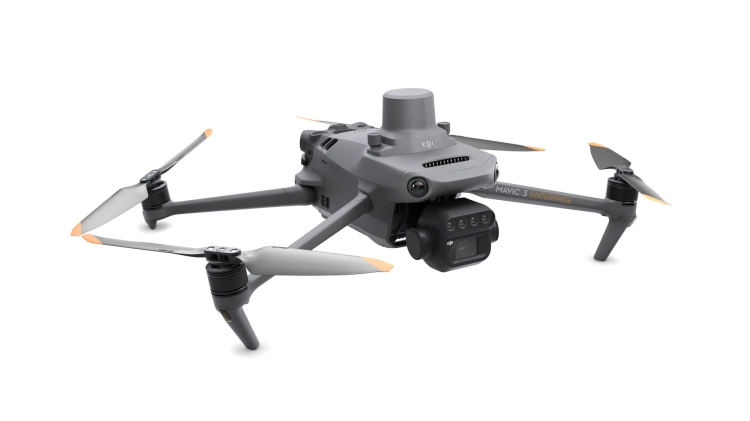 Dron DJI Mavic 3 Multispectral z rozłożonymi ramionami, widok z przodu pod kątem z lewej