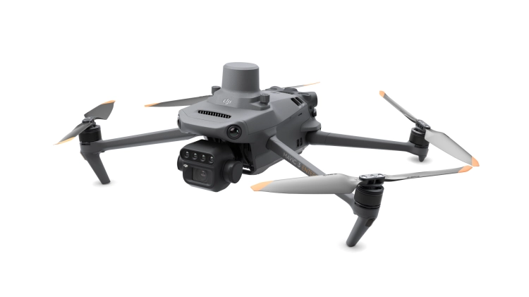 DJI Mavic 3M z rozłożonymi ramionami, widok z przodu pod kątem z prawej