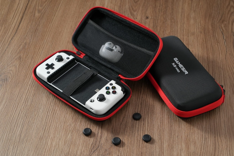 Kontroler mobilny GameSir X2 Pro USB-C biały w otwartym etui z wymiennymi gałkami