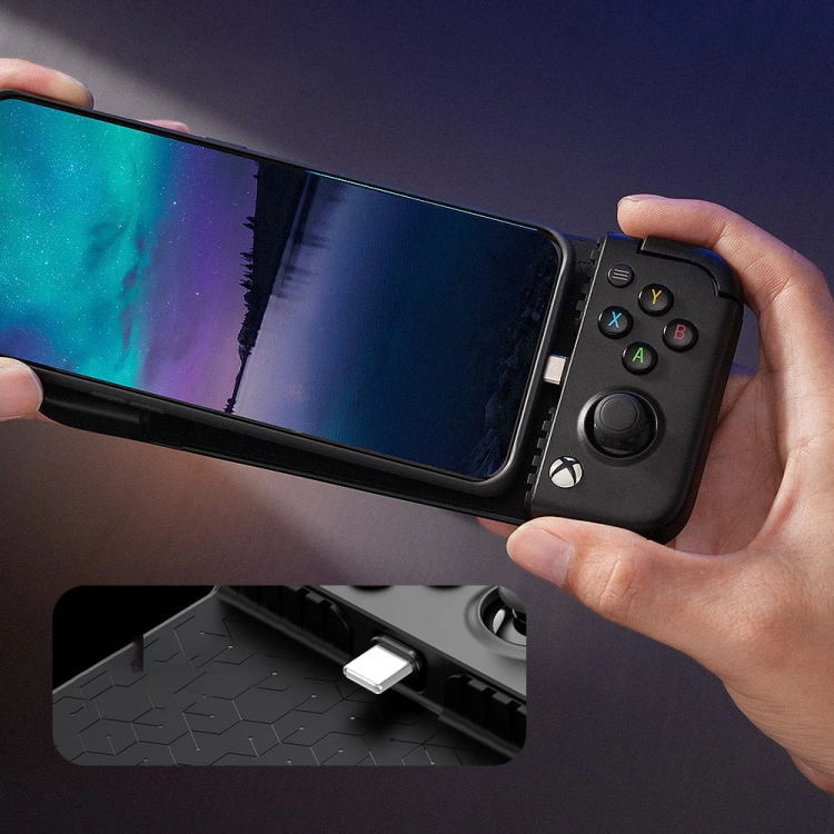 Kontroler mobilny GameSir X2 Pro czarny trzymany w dłoni, zbliżenie na złącze USB-C