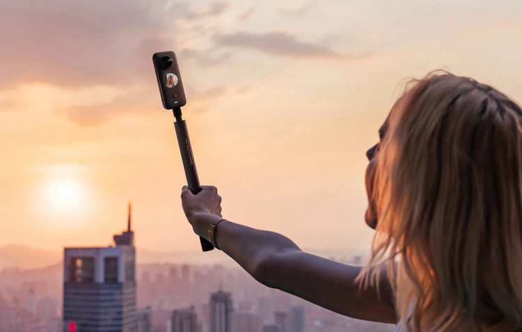 Selfie-stick Invisible Insta360 70cm w rece.jpg