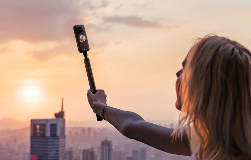 Selfie-stick Invisible Insta360 70cm w rece.jpg
