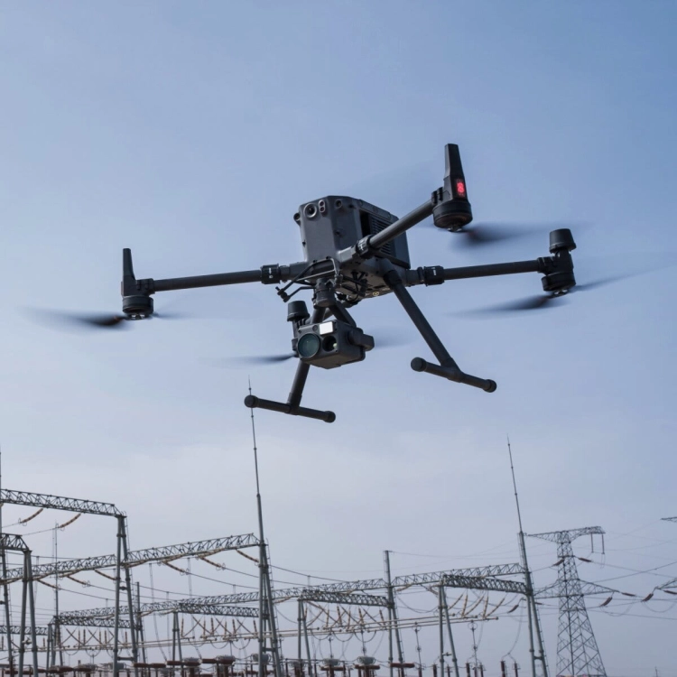 Dron DJI Matrice 350 RTK w locie nad stacją elektroenergetyczną