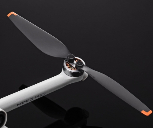 Śmigło zamontowane na silniku drona DJI Mini 3 Pro, ciemne tło