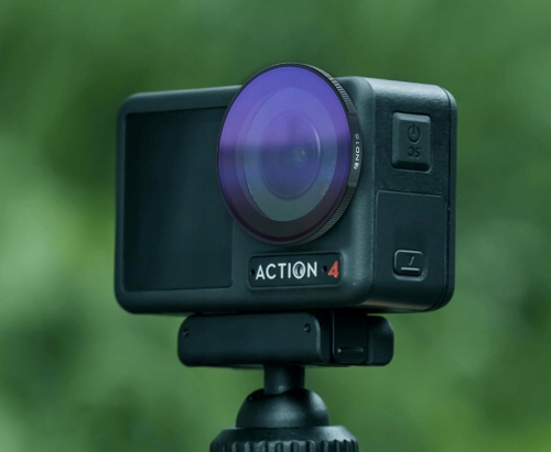 Zestaw 6 filtrów Freewell All Day ND i CPL do DJI Osmo Action 4 – kamera z założonym filtrem na statywie