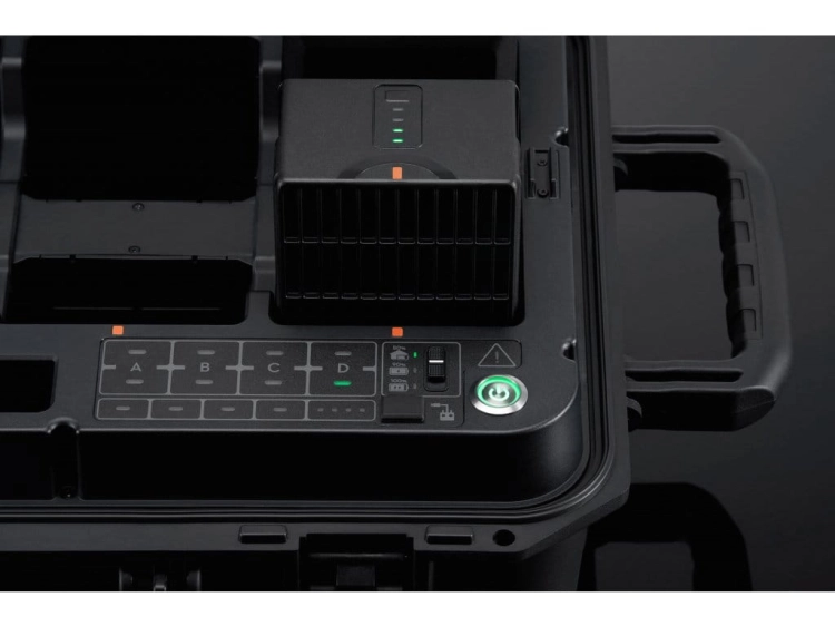 Panel stacji DJI BS65 z akumulatorem TB65 i diodami ładowania