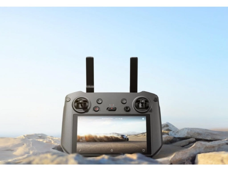 Pilot-DJI-RC-Pro-do-DJI-Mavic-3.jpg