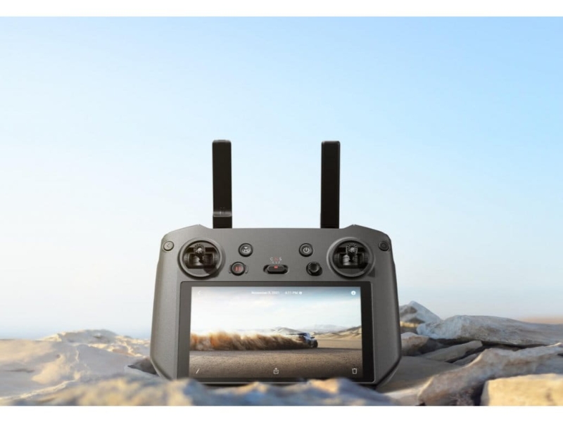 Pilot-DJI-RC-Pro-do-DJI-Mavic-3.jpg