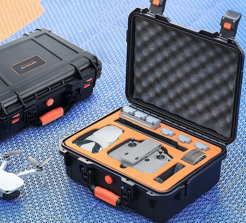 Walizka transportowa na drona DJI Mini, Mini 2, Mini SE, Mini 2 SE z umieszczonym dronem na ukos.jpg