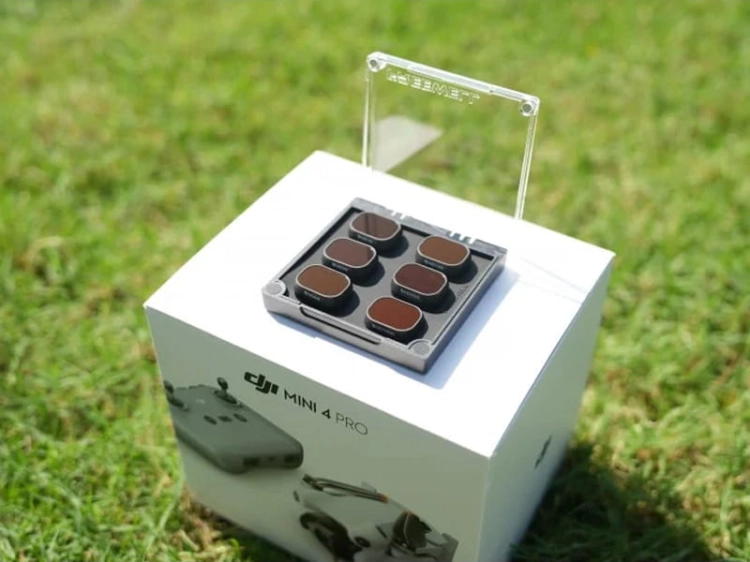Zestaw 6 filtrów Freewell All Day do DJI Mini 4 Pro – etui z filtrami na pudełku drona na trawie