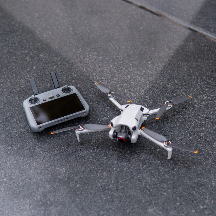 Zestaw filtrów VND Freewell Mist do DJI Mini 4 Pro – dron z filtrem i aparatura na asfalcie