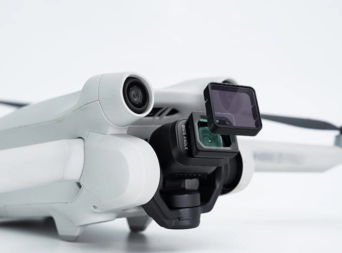 Zestaw 7 filtrów Freewell do DJI Mini 4 Pro – dron z założoną soczewką na kamerze z bliska
