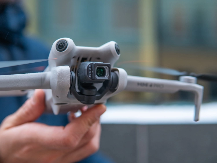 Zestaw 7 filtrów Freewell do DJI Mini 4 Pro – dron z filtrem trzymany w dłoni