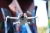 Zestaw 7 filtrów Freewell do DJI Mini 4 Pro – dron z filtrem w locie na tle kolorowej ściany