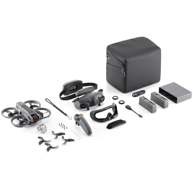 Zestaw DJI Avata 2 Fly More Combo rozłożony obok torby