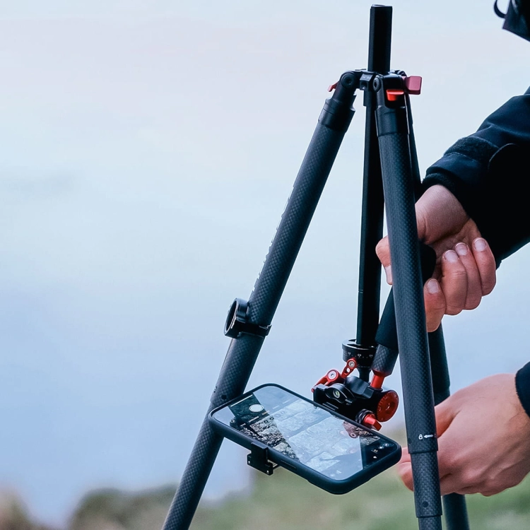 Statyw karbonowy Freewell Real Travel Tripod 0,9 kg ze smartfonem przy ziemi – niski kadr