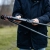 Statyw karbonowy Freewell Real Travel Tripod 0,9 kg w dłoniach, rozkładanie w plenerze