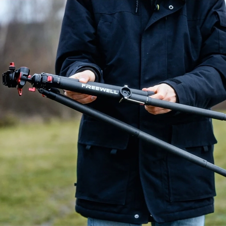 Statyw karbonowy Freewell Real Travel Tripod 0,9 kg w dłoniach, rozkładanie w plenerze
