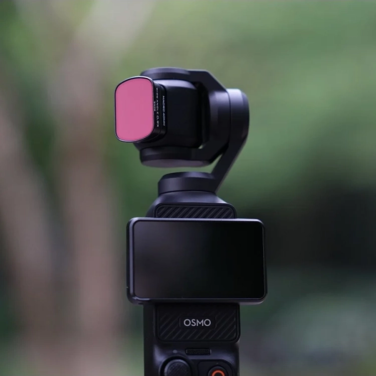 Zestaw 6 filtrów Freewell CLWND do DJI Osmo Pocket 3 – filtr na kamerze na tle rozmytego lasu