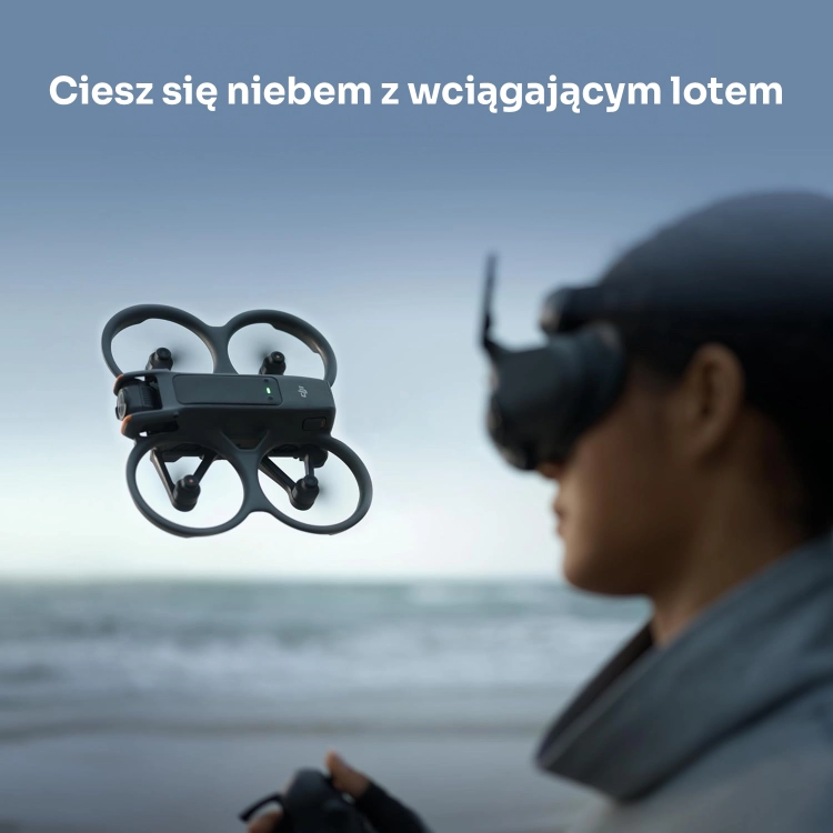 Pilot w goglach DJI Goggles 3 steruje dronem DJI Avata 2 nad morzem