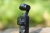 Filtr nocny LPR Freewell do DJI Osmo Pocket 3 – kamera z filtrem w plenerze, widok z przodu