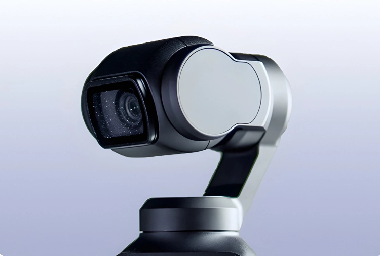 Filtr nocny LPR Freewell do DJI Osmo Pocket 3 założony na kamerę, zbliżenie na głowicę