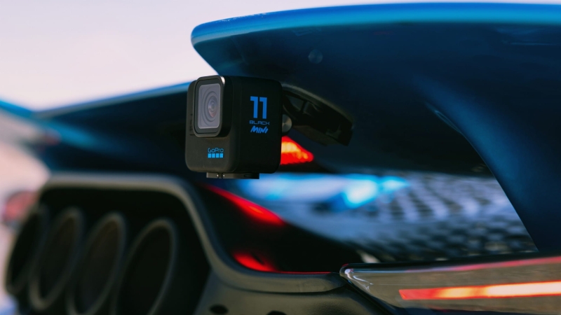 Oryginalne-samoprzylepne-mocowania-GoPro-3M-zamocowane-na-samochodzie.jpg