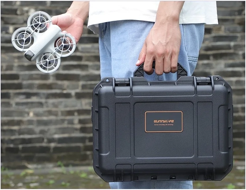 Wodoodporna-walizka-Sunnylife-do-DJI-NEO-AQX-15-w-rece.webp