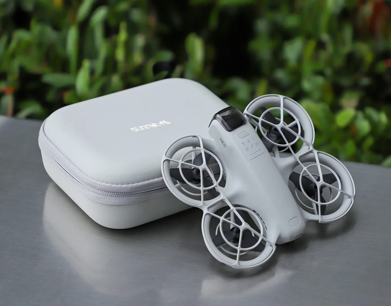 Torba-Sunnylife-do-drona-DJI-Neo-obok-drona.webp
