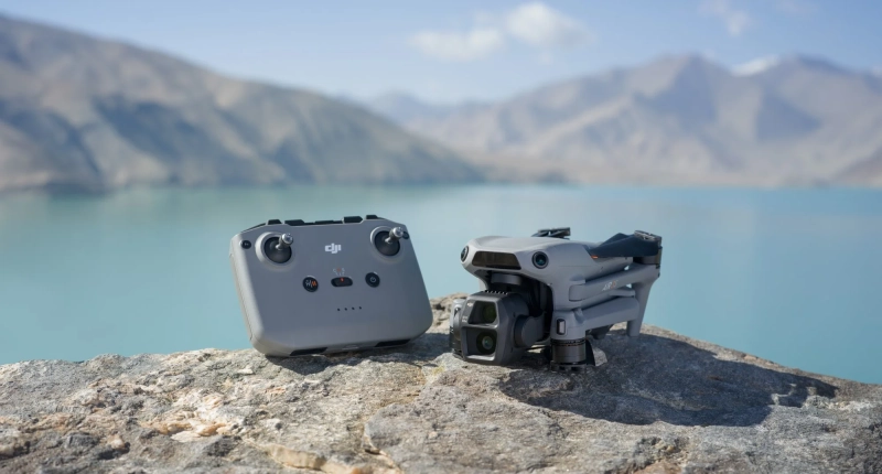 Dron DJI Air 3S z kontrolerem DJI RC-N3 na kamieniu