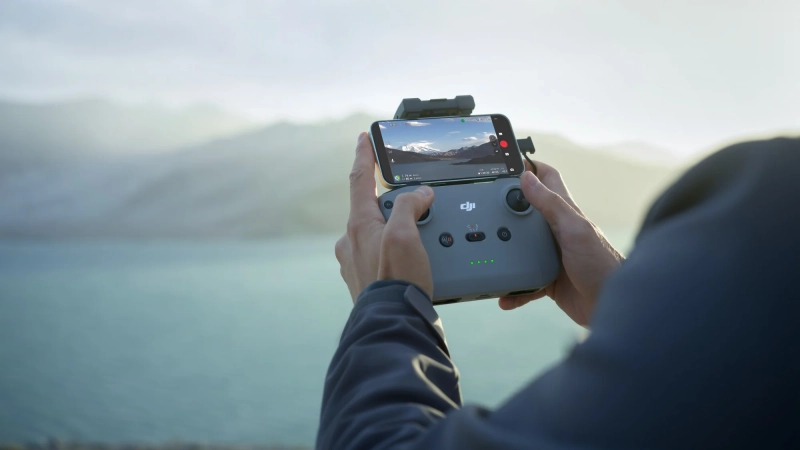 Kontroler DJI RC-N3 podczas użytkowania z zamocowanym telefonem