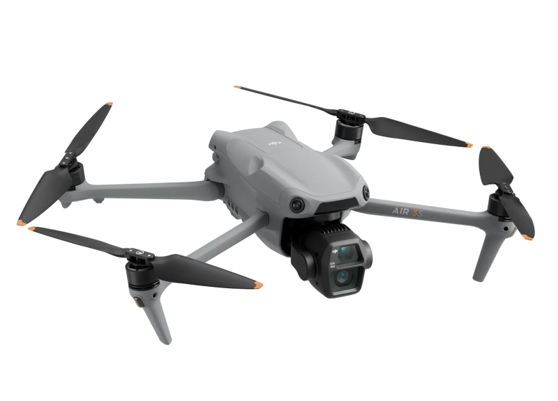 Dron DJI Air 3S z dwiema kamerami na ukos od przodu