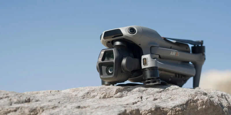 Dron DJI Air 3S na kamieniu