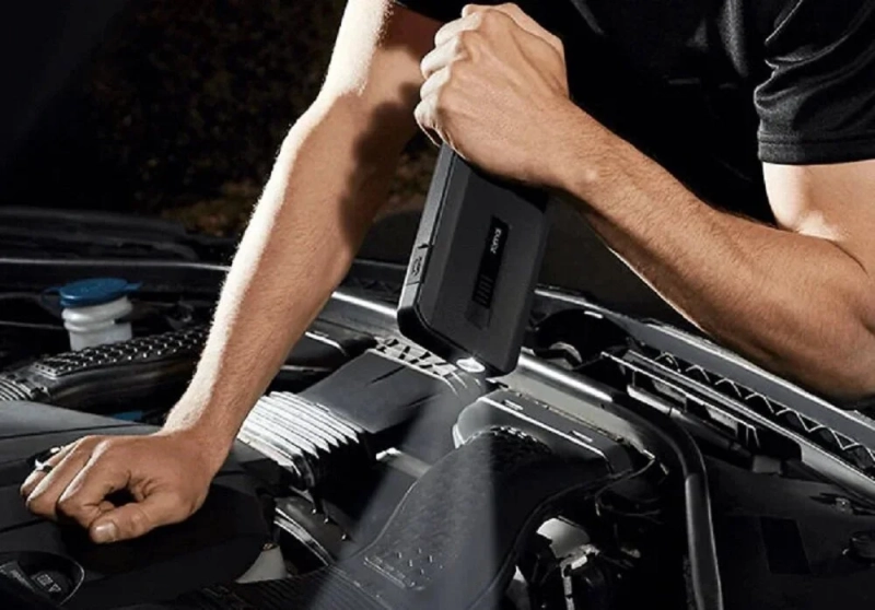 70mai Urządzenie Rozruchowe Jump Starter Midrive PS06 podczas uzywania latarki