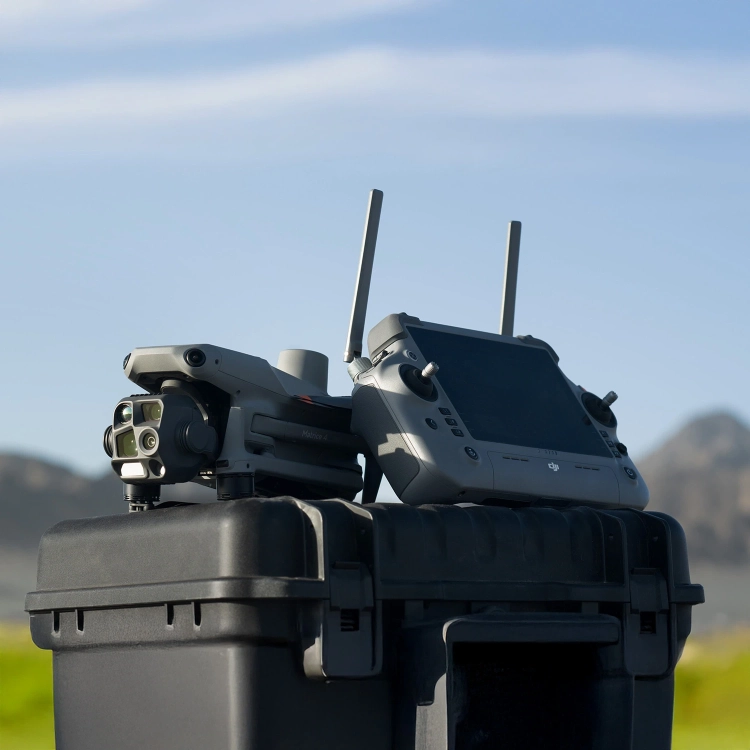 Aparatura DJI RC Plus 2 na walizce obok drona Matrice 4 w terenie