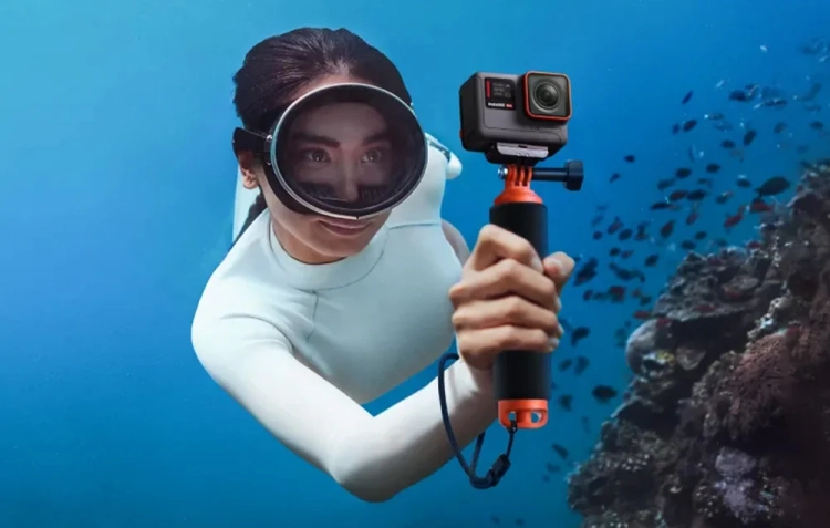 Uchwyt wypornościowy Insta360 do kamer sportowych w użyciu – nurek z kamerą pod wodą