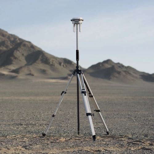 Stacja bazowa DJI D-RTK 3 na statywie w terenie