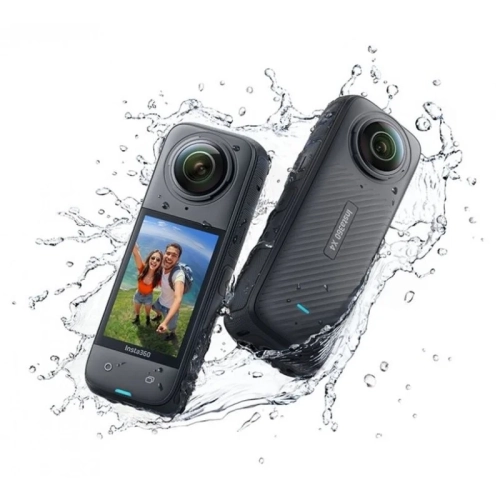 Kamera sportowa Insta360 X4 w rozbryzgach wody – wodoodporna kamera 360, widok z obu stron
