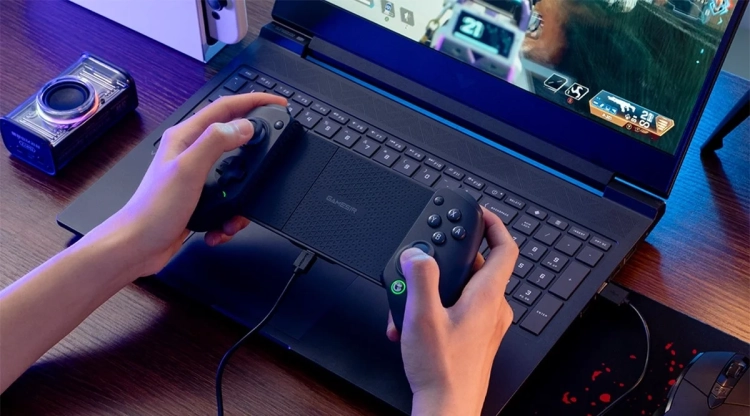 Kontroler bezprzewodowy GameSir G8+ Bluetooth w dłoniach przy laptopie