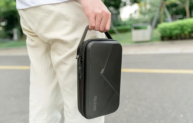 Wodoodporna-torba-ochronna-Telesin-do-kamer-sportowych-GP-PRC-278-02-w-ręce.webp