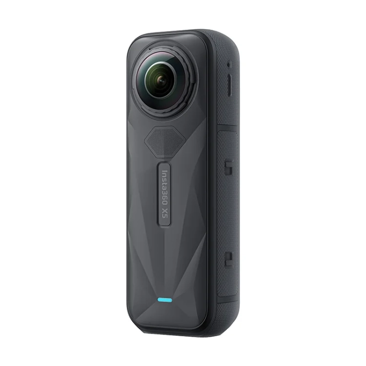 Kamera-Insta360-X5-front-na-ukos.webp
