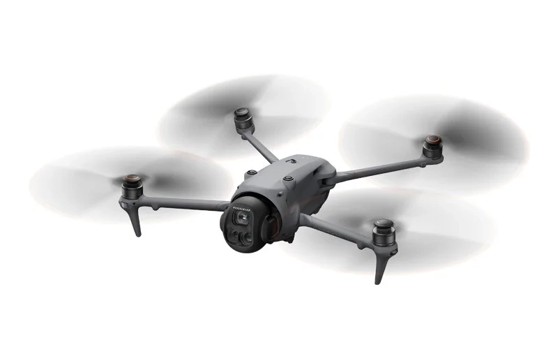 Dron DJI Mavic 4 Pro (DJI RC 2) - podczas lotu na ukos