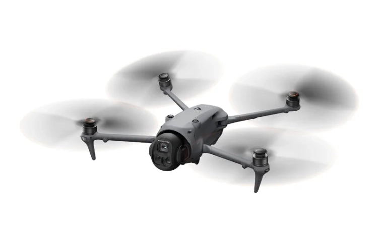 Dron DJI Mavic 4 Pro - podczas lotu na ukos