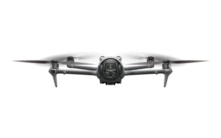 Dron DJI Mavic 4 Pro - podczas lotu przód
