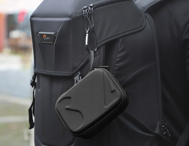 Torba, etui Sunnylife do kamer DJI Action 3-4-5 Pro - zamocowana na plecaku.webp
